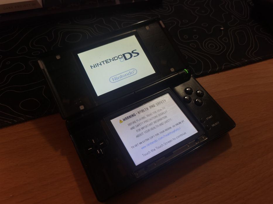 Nintendo DS Lite у прозорому корпусі