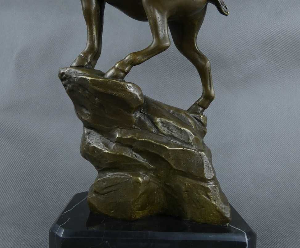 Figura statuetka rzeźba brąz marmur KOZICA sygnowana