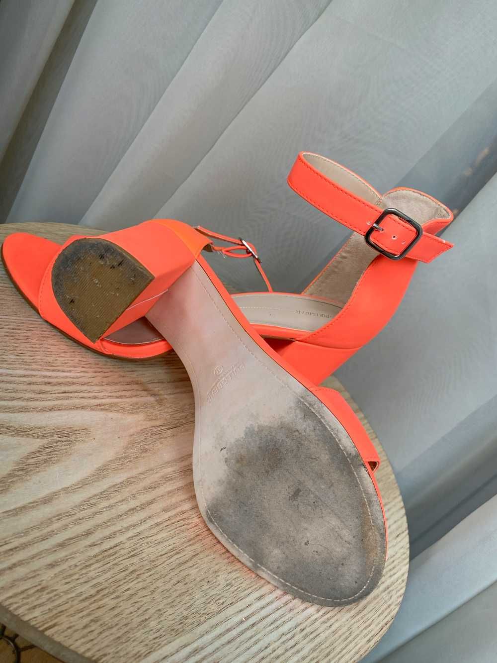 Яскраві помаранчеві сандалі на каблуці Pull & Bear, розмір 38
