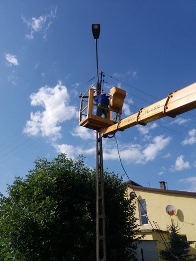 Elektryk z podnośnikiem koszowym, wymiana lamp ulicznych i żarówek