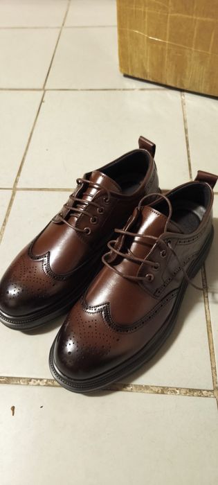 Sapatos castanhos novos tamanho 43