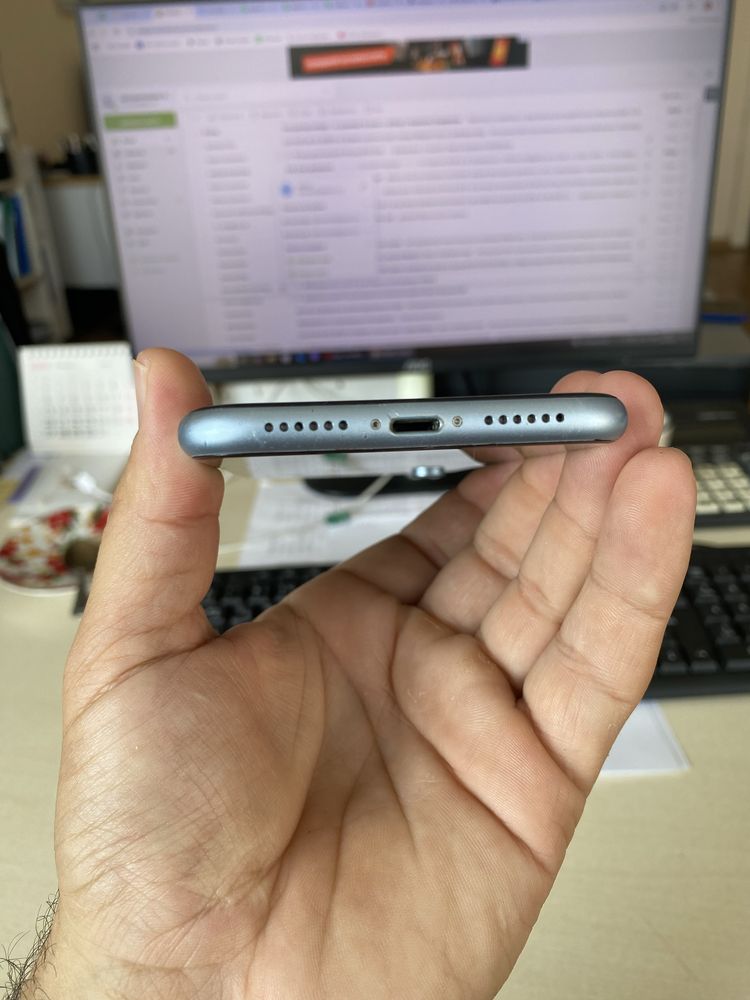 Продам iphone Xr на 64 гб в крутому стані терміново!