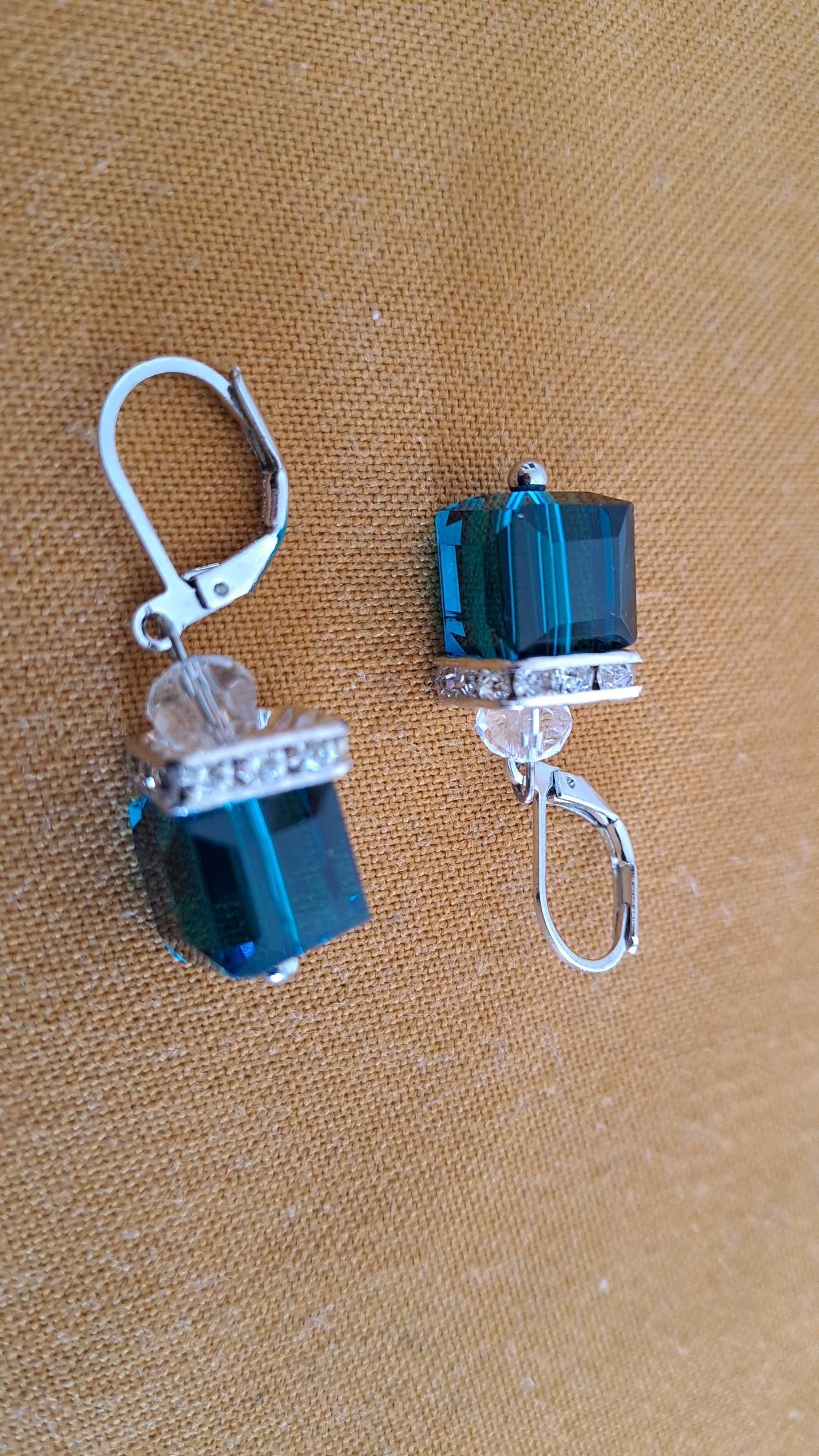 Brincos com pendente. Novos