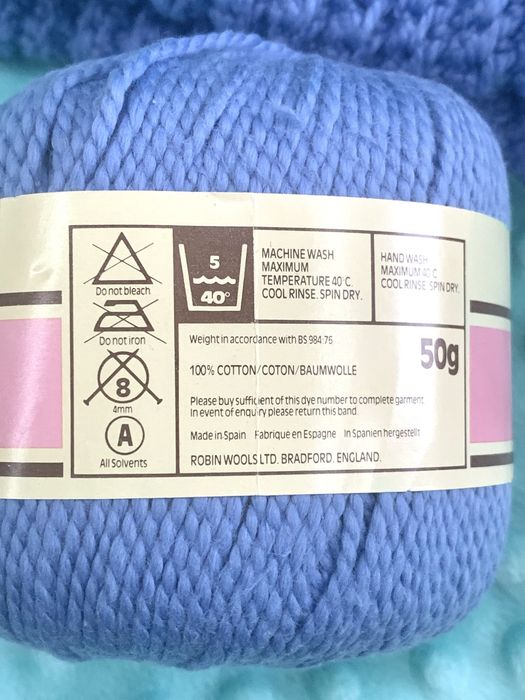 Вʼязана тепла шапка і мітенки. Набір