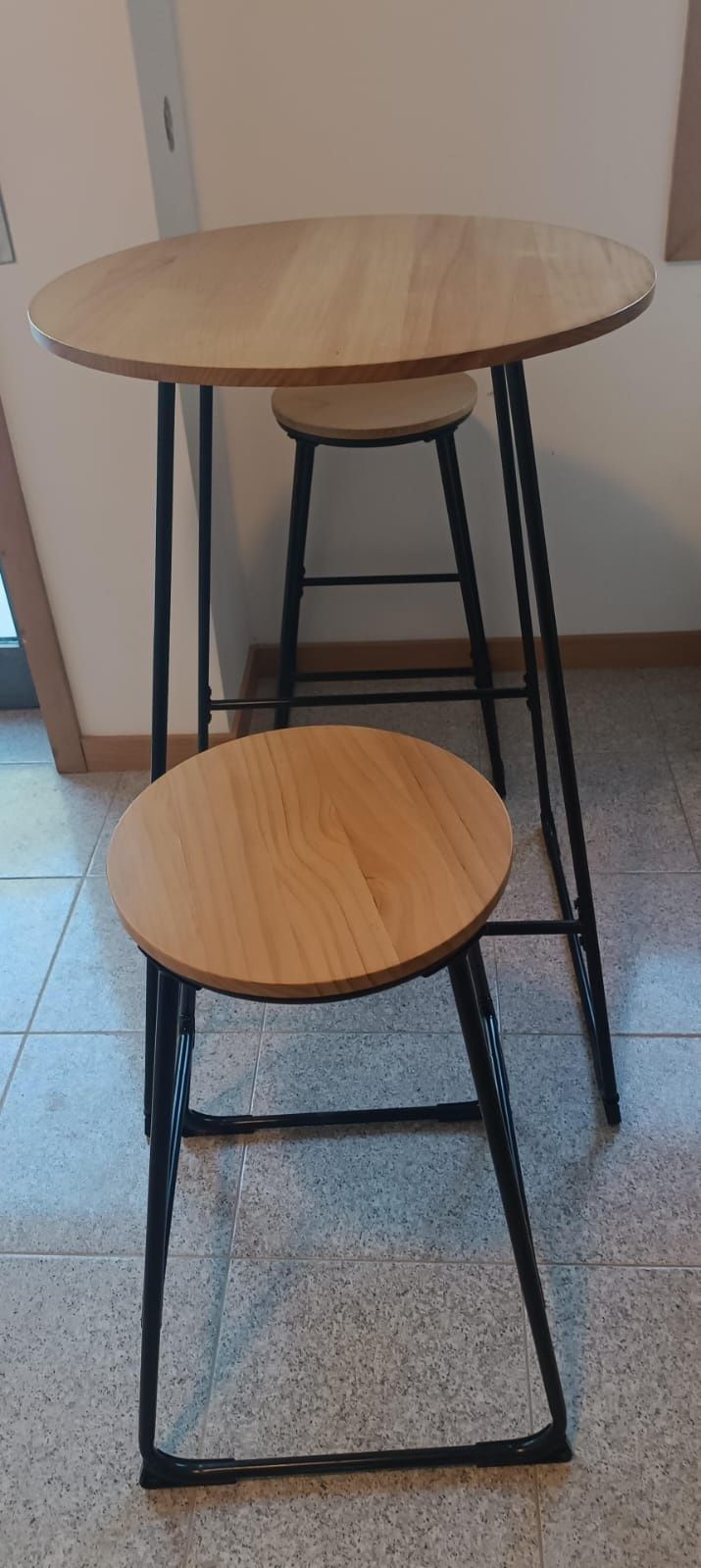 Mesa alta com dois bancos