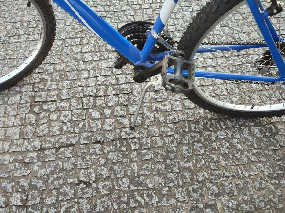 Bicicleta de montanha azul com mudanças e travões Shimano