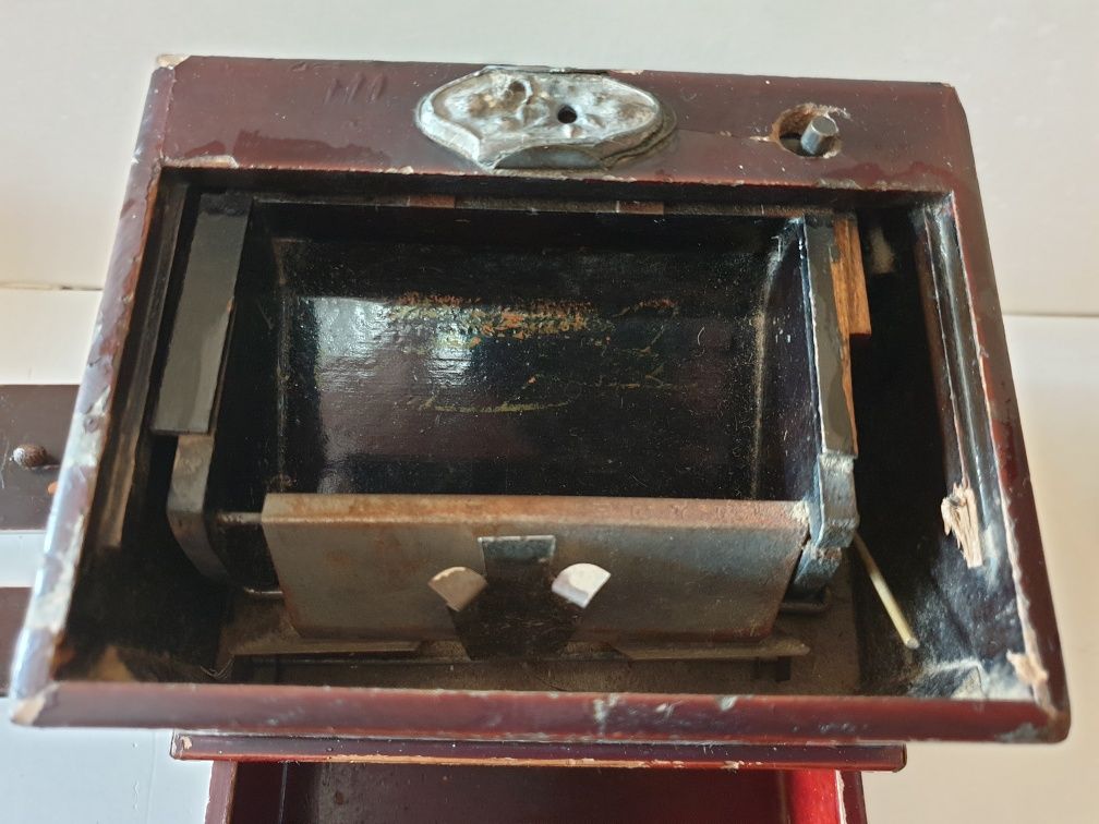 Antigo dispensador de cigarros asiático em charão