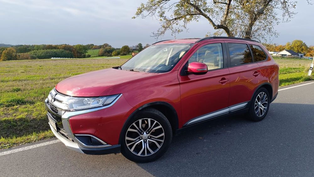 Mitsubishi Outlander Sprzedam Mitsubishi Outlander 2016 / 2.4 / 4x4 / LPG / 7-os. / hak /
