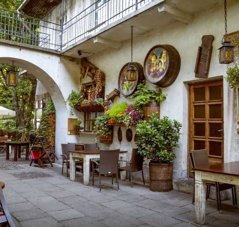 Stara, latarnia lampa loft karczma pub Stajnia Kraków