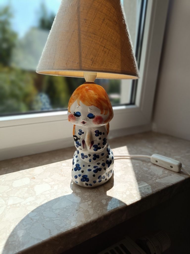 Mała lampka z ceramiczną podstawą