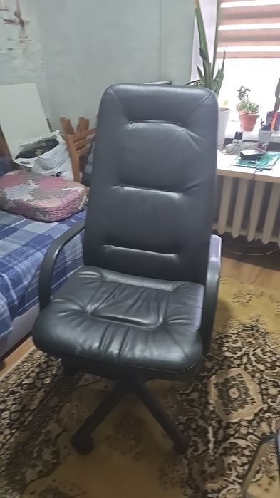 Продам офисное  директорское кресло