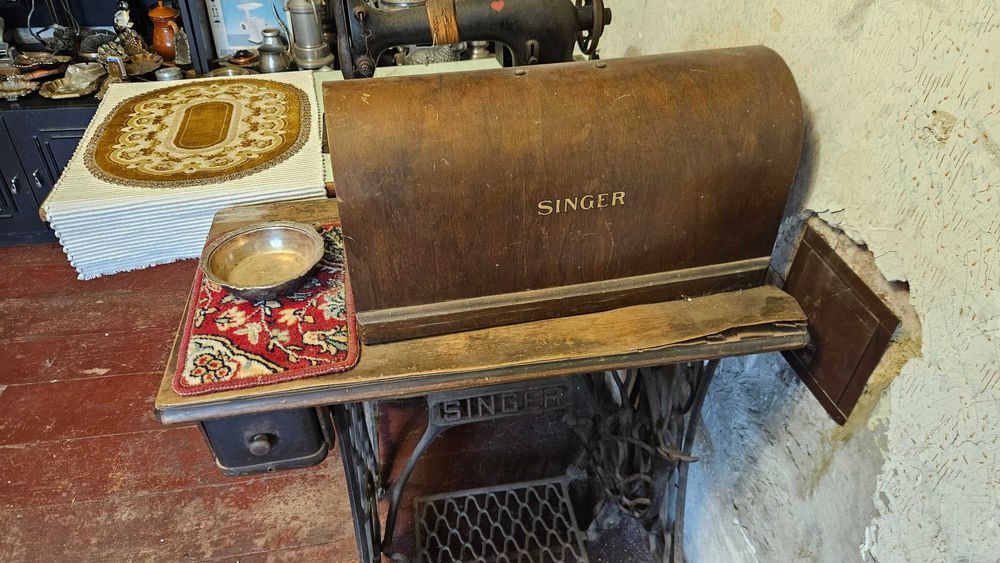 Zestaw zabytkowych maszyn do szycia – SINGER, ЧАЙКА, PRL