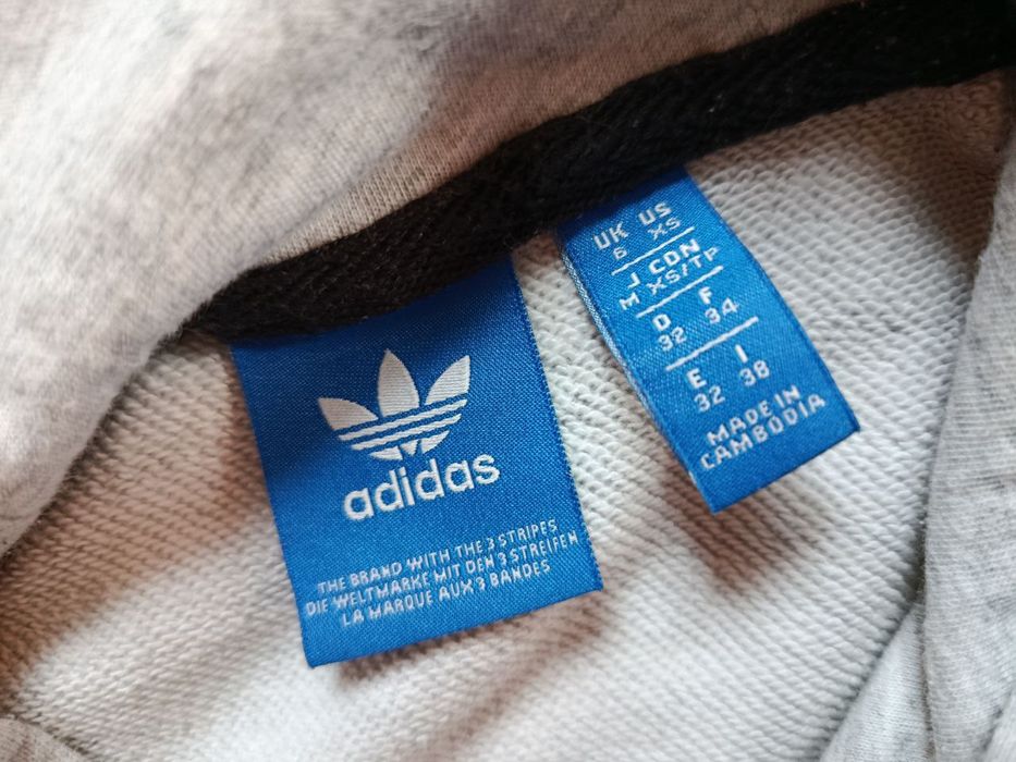 Сіре худі adidas, укорочене.