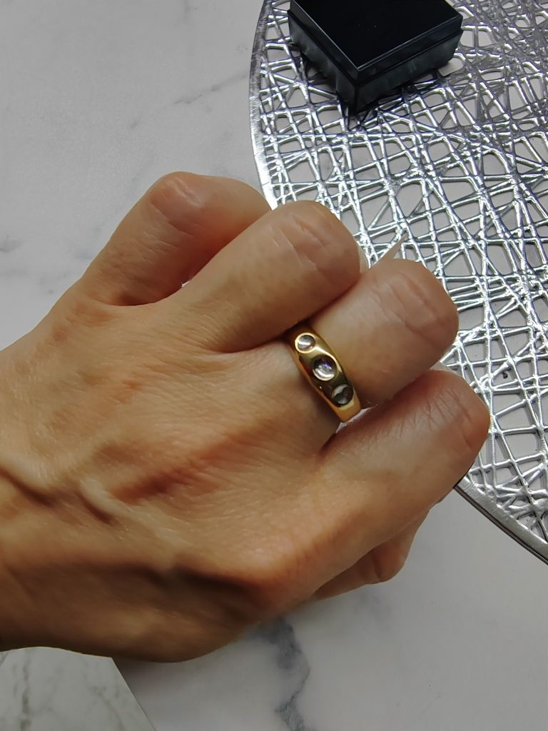 Śliczny nowy pierścionek ze złota proba 333