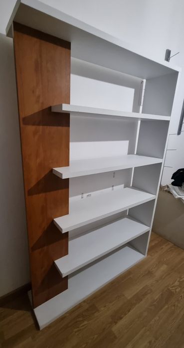 Estante com prateleiras