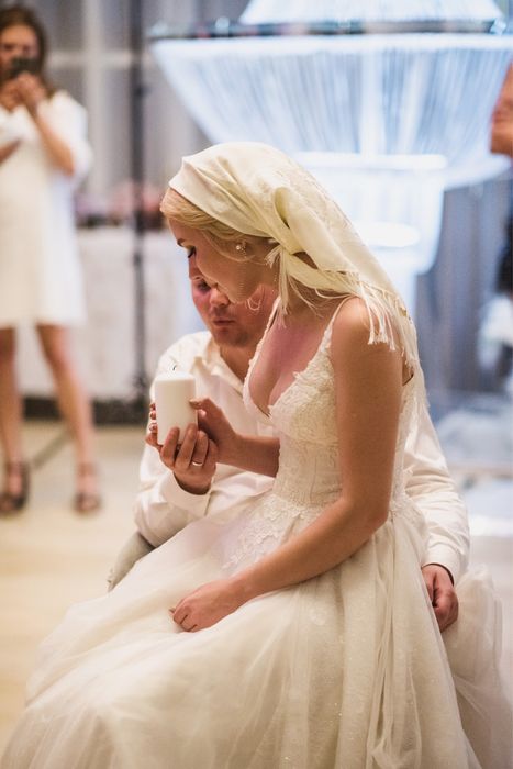 Продам ШИКАРНУ весільну сукню з шлейфом