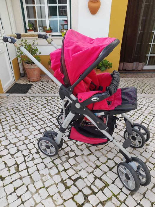 Carrinho de bebé (inclui ovo e saco)