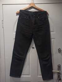 Czarne jeansy typu mom fit
