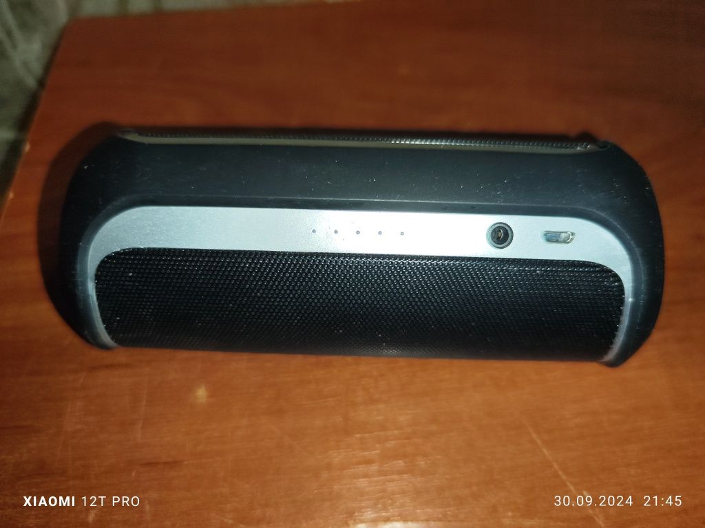 Продам мини колонку JBL