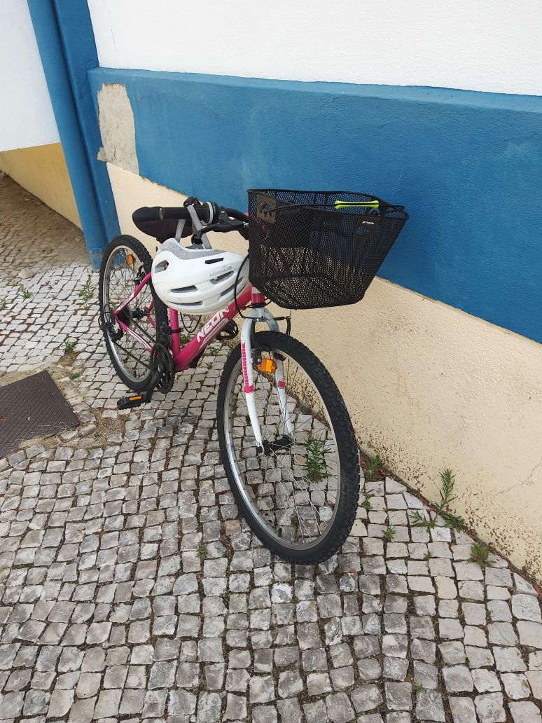 Vendo bicicleta com capacete e cesto