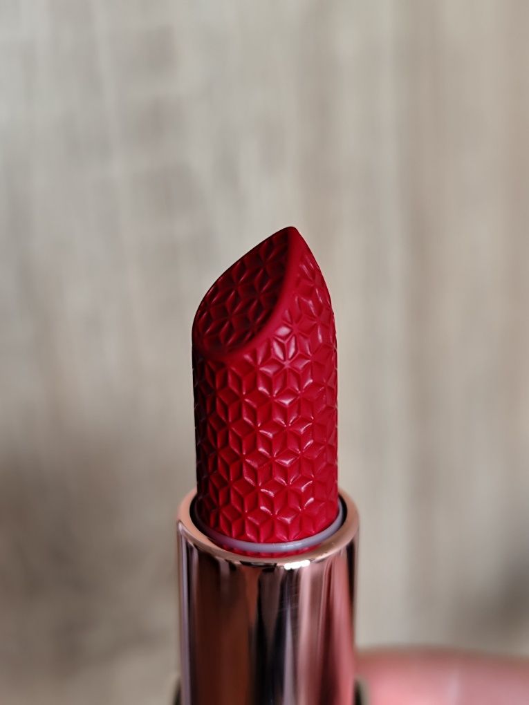 Nowa pomadka AA Wings of Color Star Secrets, 203 Semi-Matte czerwona