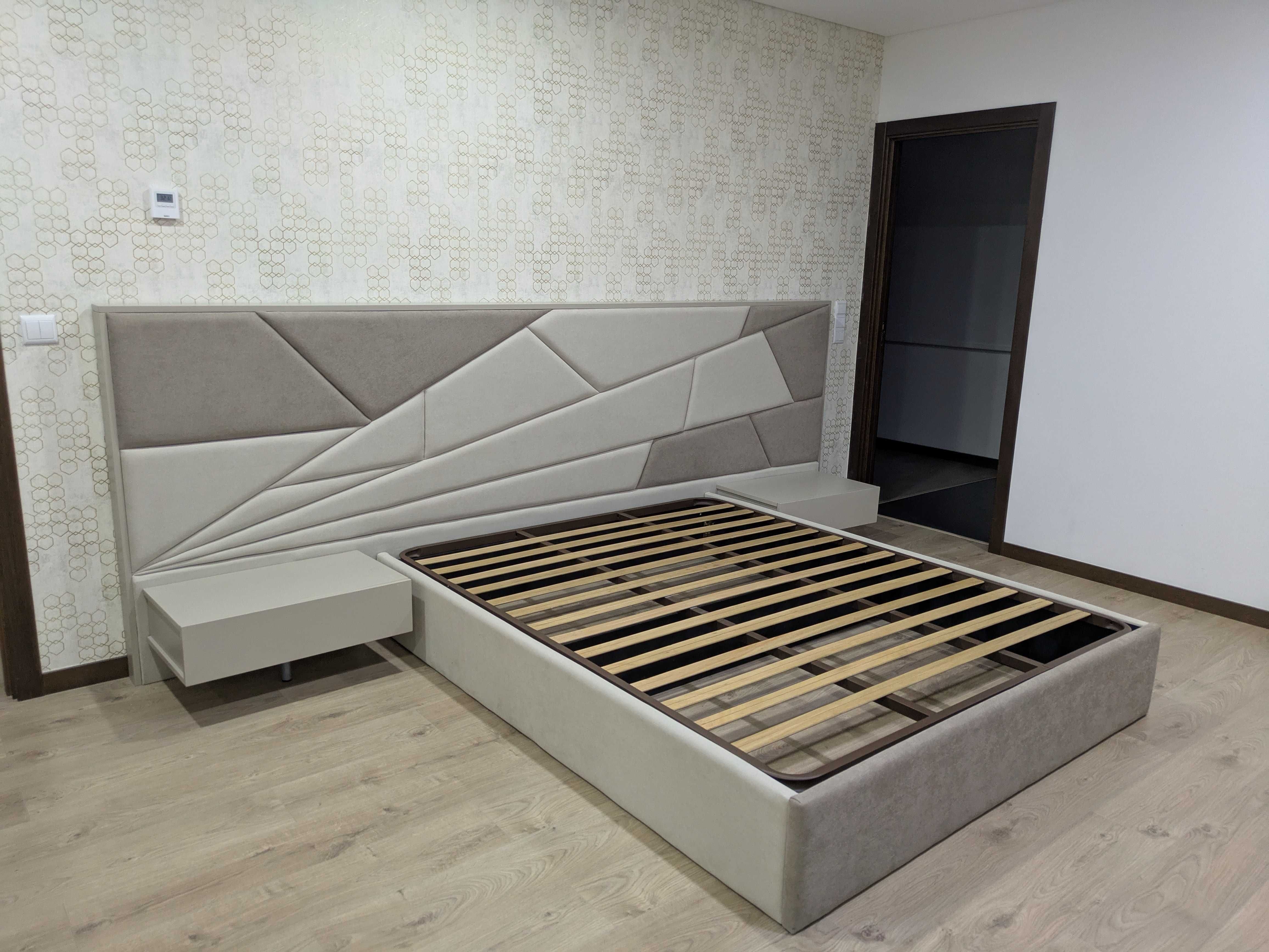 Cama de casal com mesas de cabeceira