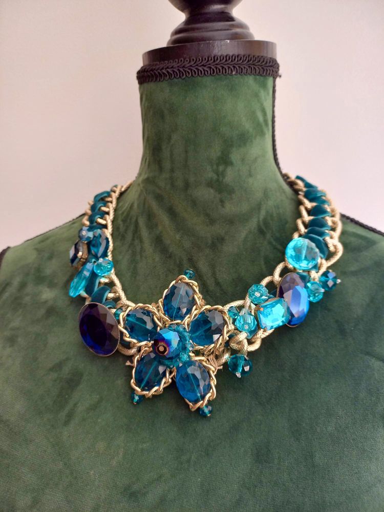 Colar Dourado com Pingente Floral em Pedras Azuis