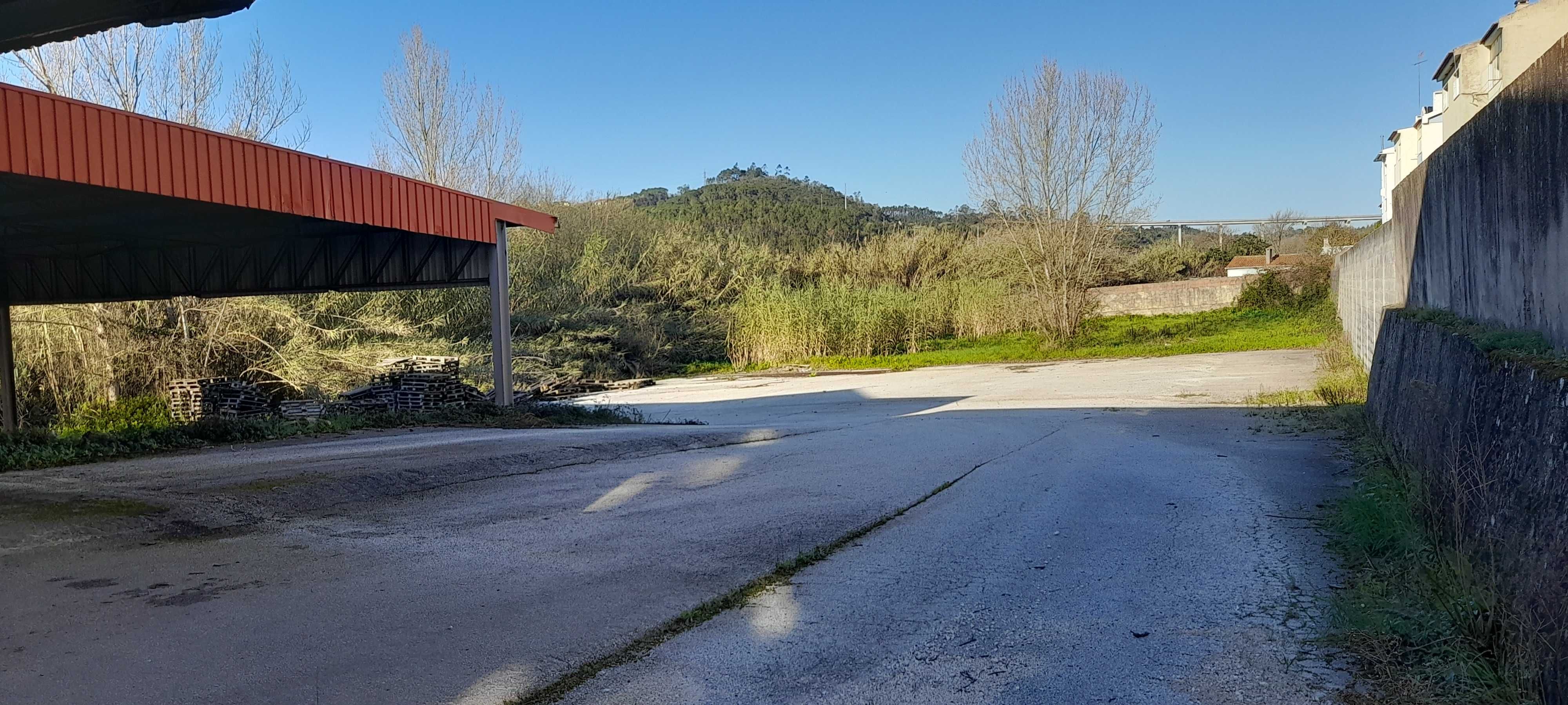 VENDE-SE ESPAÇO COMERCIAL / ARMAZÉM EM ALCOBAÇA
