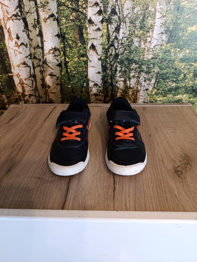 Adidaski z białą podeszwą