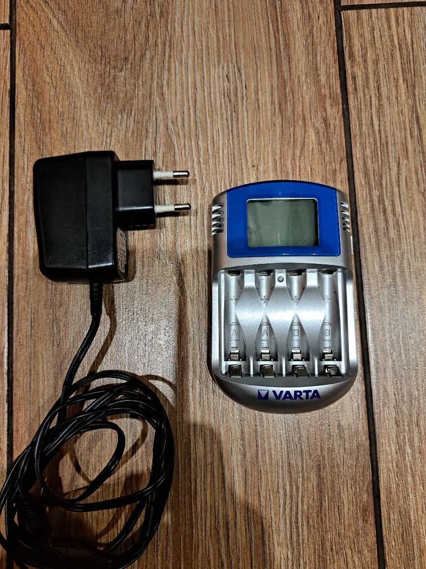 Ładowarka Varta  AA AAA