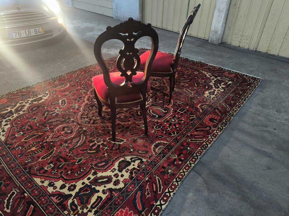 Par de cadeiras românticas com estofos em veludo bordeaux