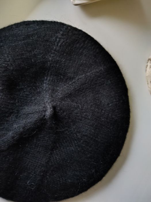 Жіночі берети із натуральної пряжі ручної роботи