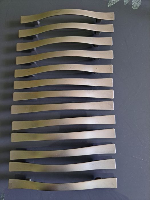 Uchwyty do mebli 13 sztuk metalowe  srebne