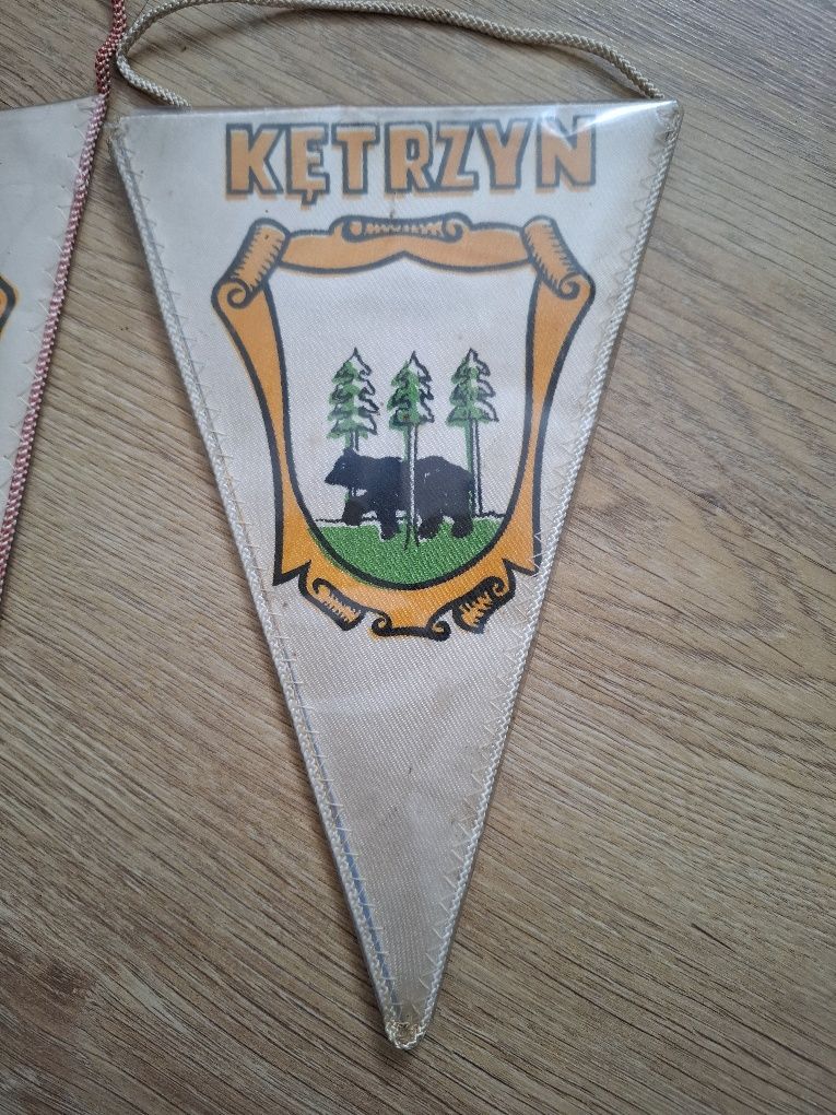 Zestaw starych proporczykow. Kętrzyn, Iława. Herby miast PRL