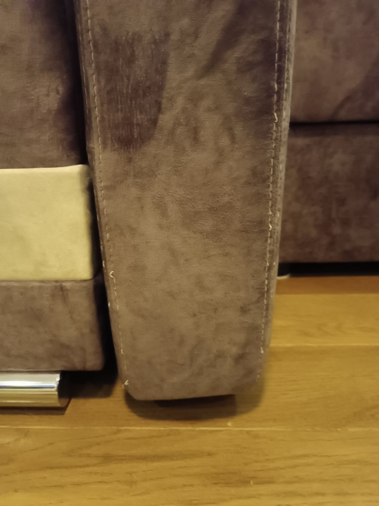 Jasno fioletowa sofa