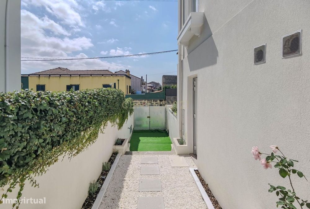 Estúdio renovado e mobilado para arrendamento na Rua de Ourique, nº 22