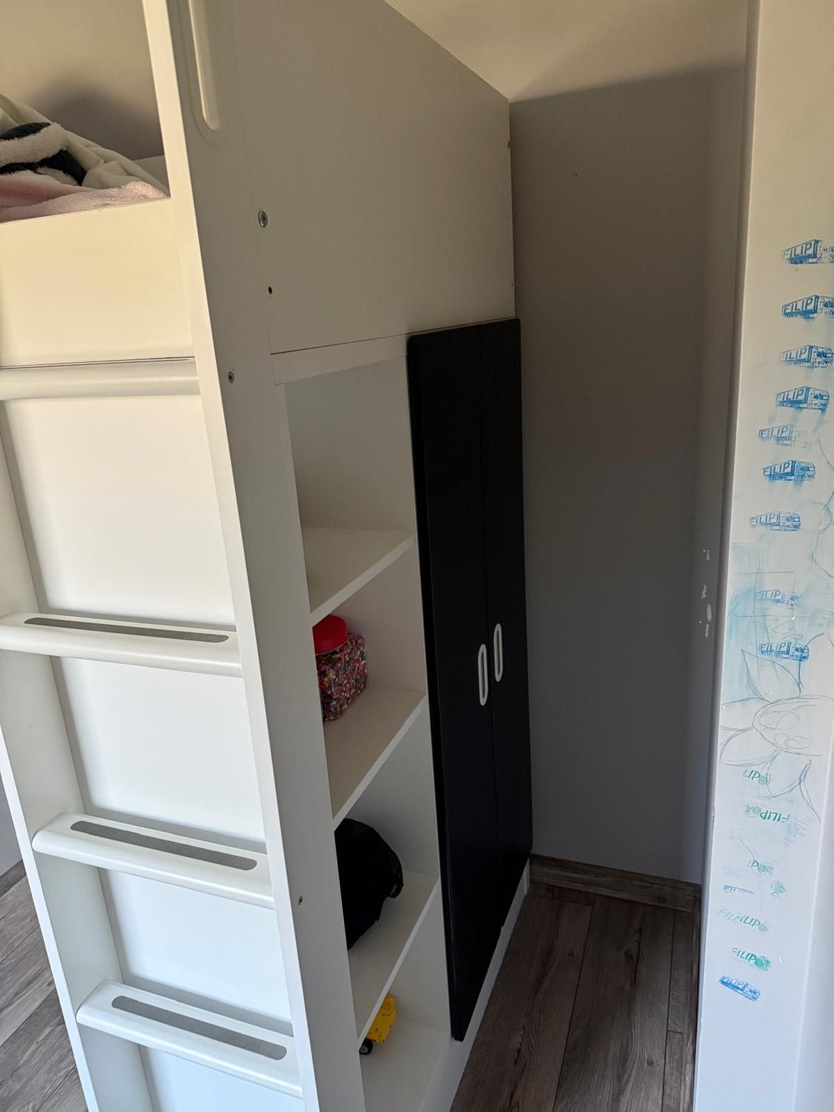 SMÅSTAD
Łóżko na antresoli, biały jasnozielony/z biurkiem