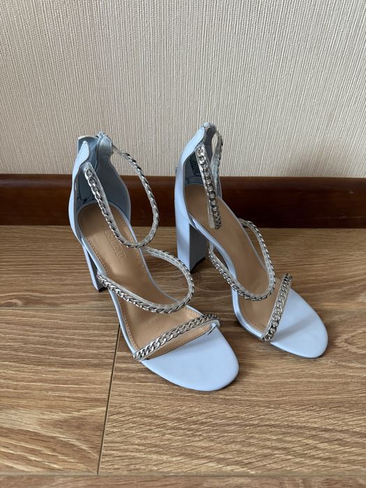 Красиві блакитні босоніжки на підборах