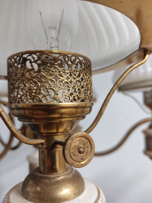 Elegante candeeiro com vidro e porcelana