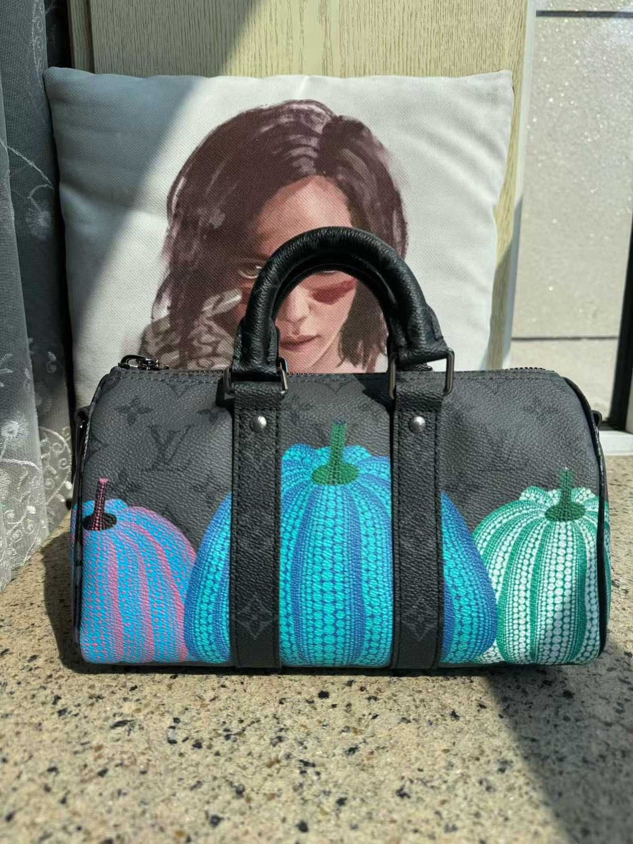 Louis Vuitton com Yayoi Kusama - mala de viagem