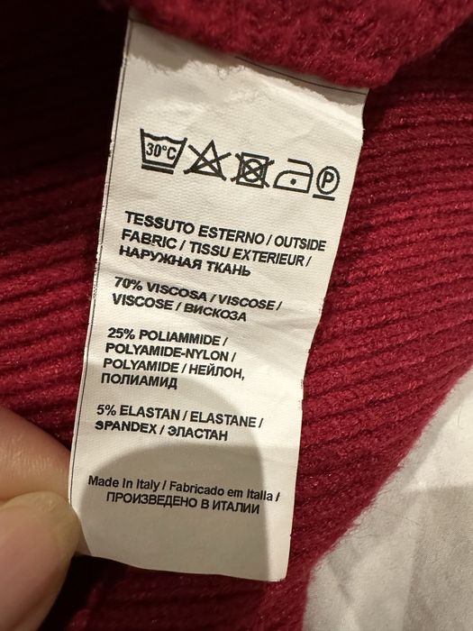 Вʼязана сукня в трендовому кольорі приталений  силует