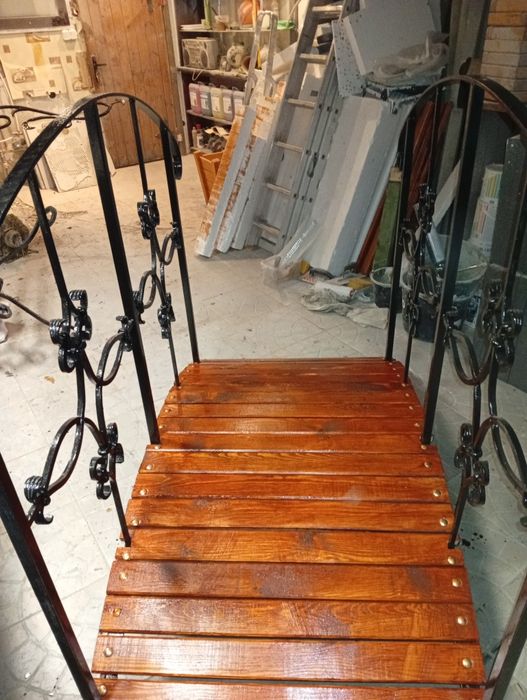 Mostek ogrodowy kuty