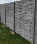 Płot betonowy drewnopodobny jak deska z montażem ogrodzenie słupki