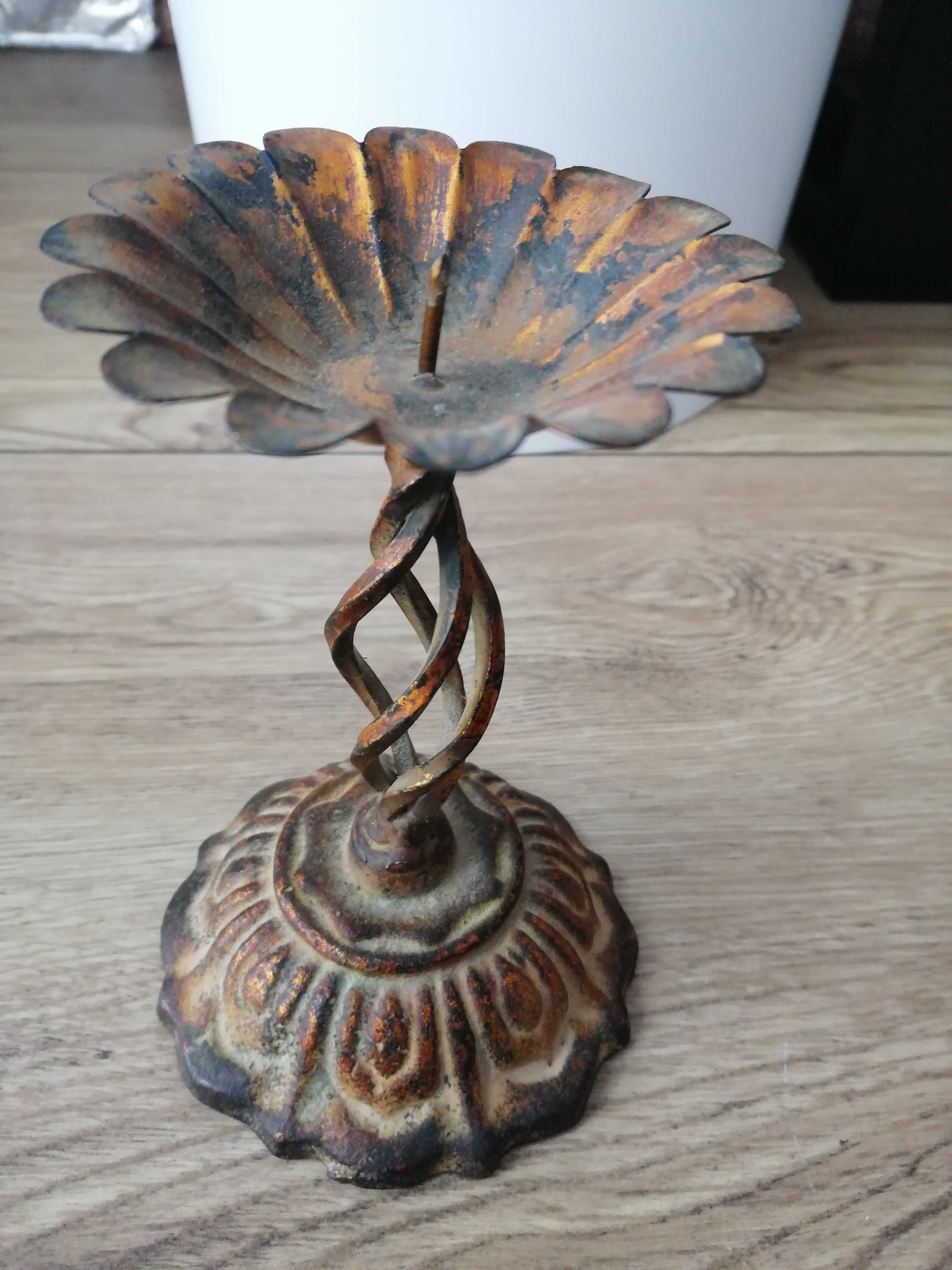 Świecznik metalowy dwustronny 15,5 cm w komplecie ze świeczką