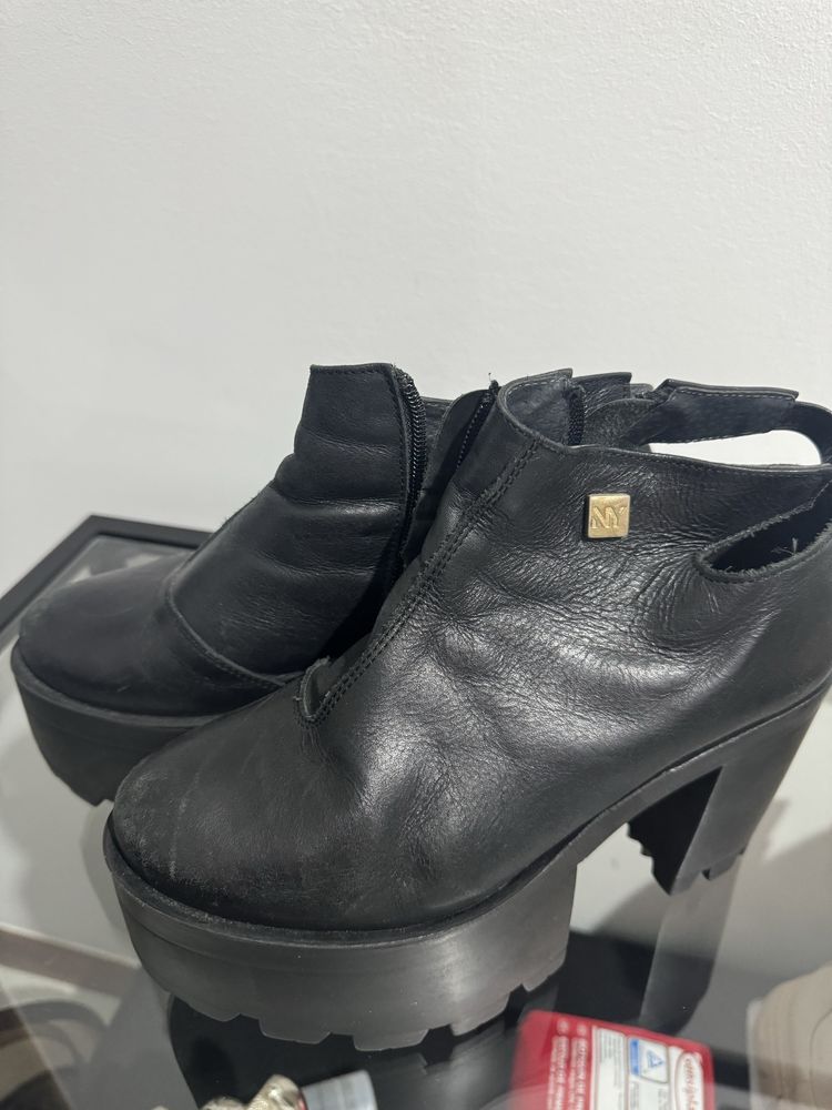 Botas NY Pretas com fecho
