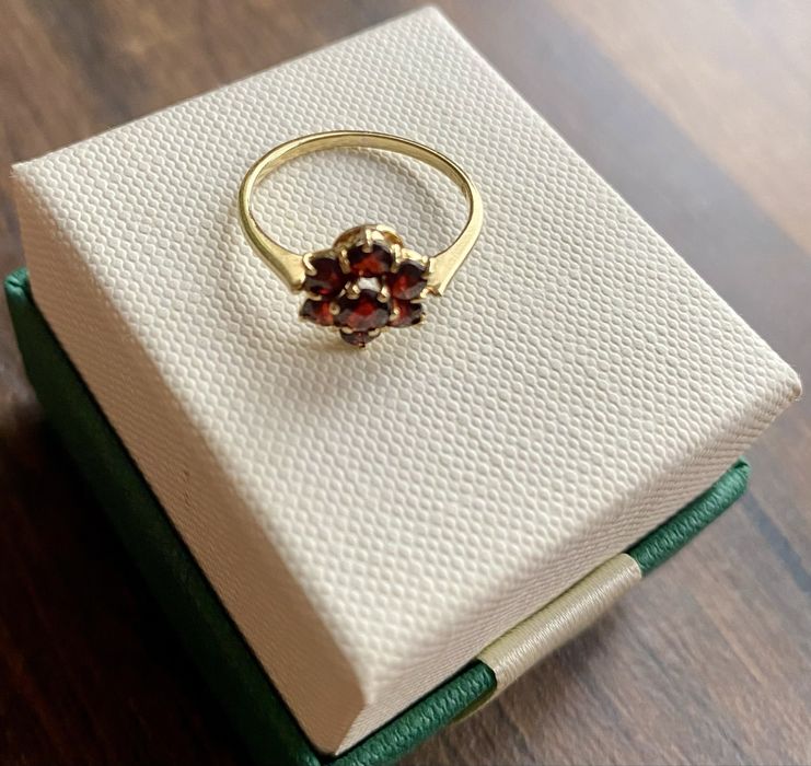 Złoty pierścionek z granatami