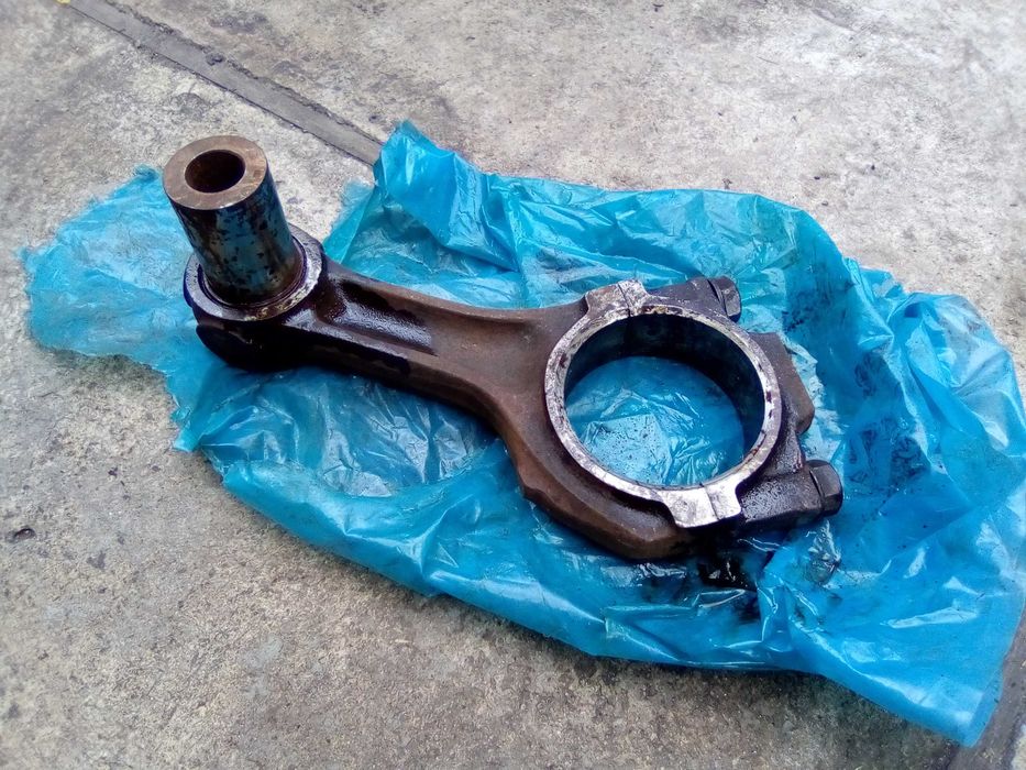 шатун т-150    .