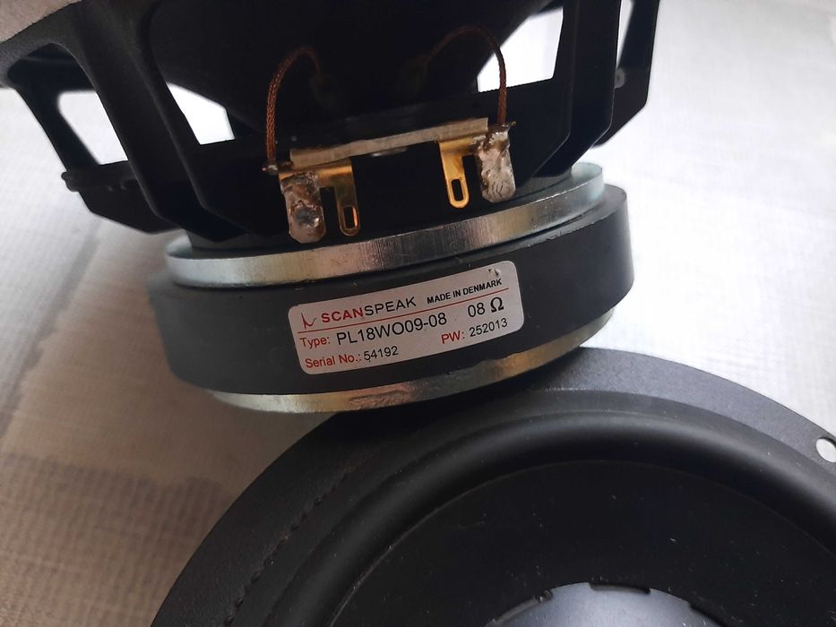 Części do kolumn zwrotnice,głośniki,ramki,plastiki,przełączniki