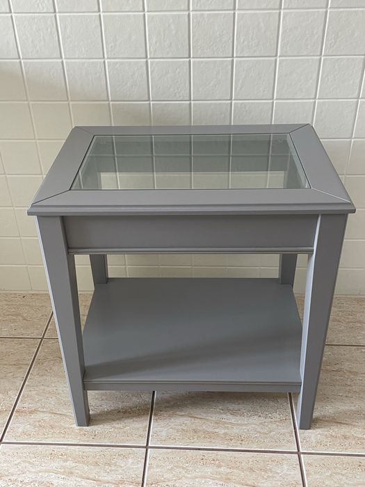 Stolik IKEA z szklanym blatem – szary liatorp