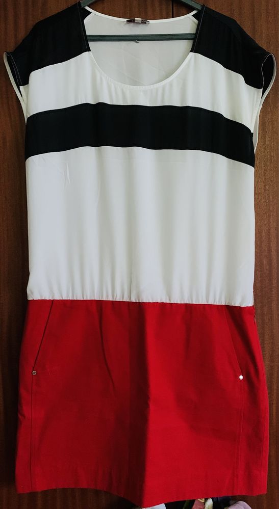 Vestido como novo em preto, vermelho e branco, tamanho M